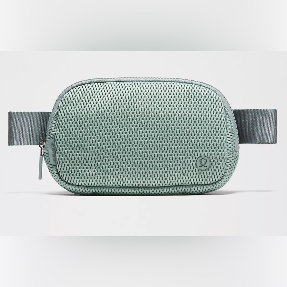 Crater blue NWT lululemon knit mesh beltbag
